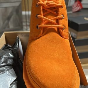 Selling in brand new condition Mens ugg size 10 also a free shirt